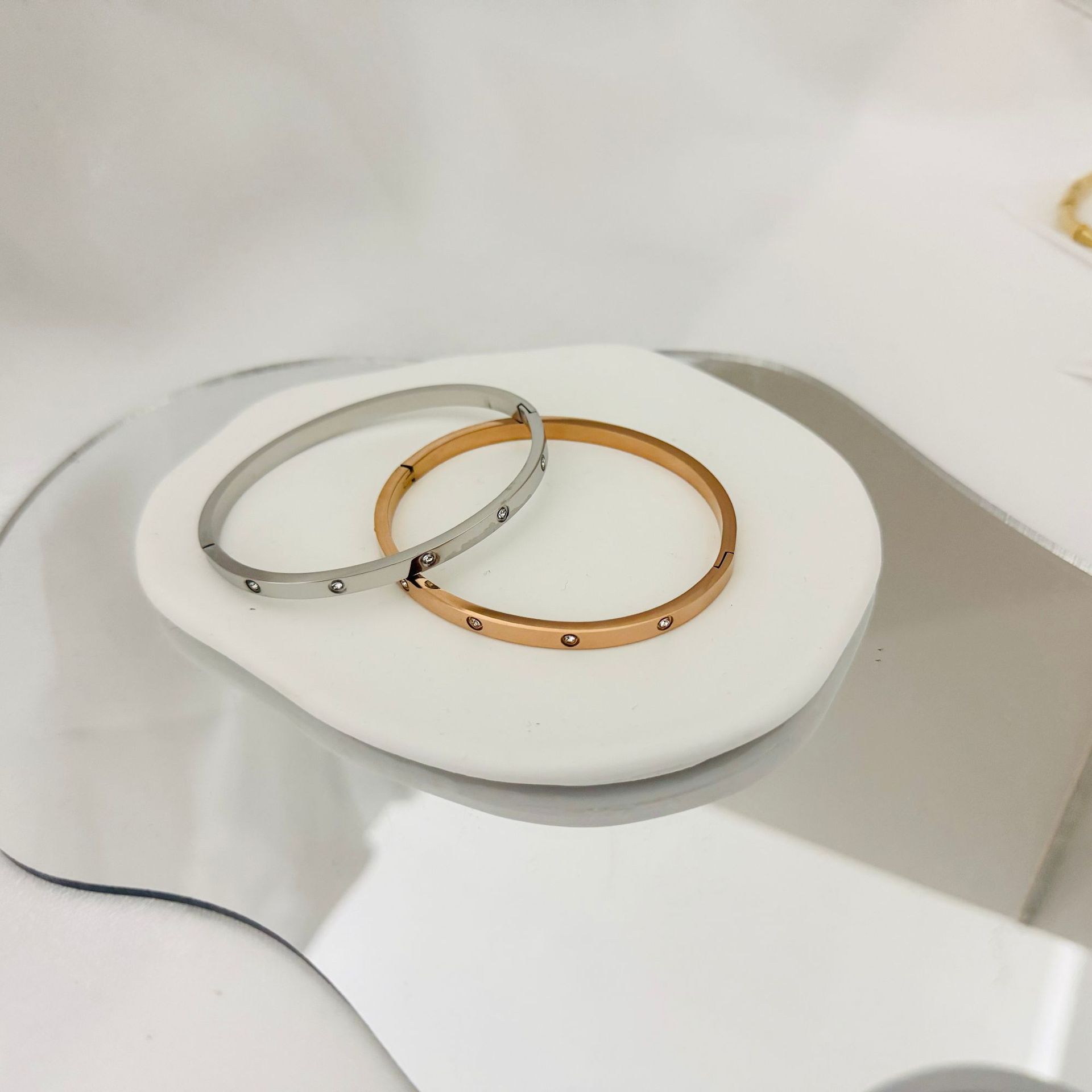 

Fashionable, High-end Bracelet Open Oval Ten Zircon Solid Bracelet Fashion New Style 19CM