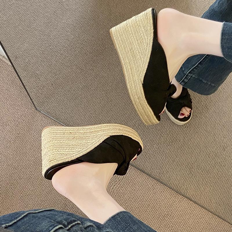 Medieval straw wedge heel shoes heightened platform slippers women's summer wear high heels cool slippers 2025 new beautiful sandals