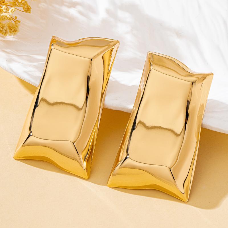 A Pair of Women's Fashion Stud Earrings Exaggerated Square Geometric Irregular Glossy Earrings Suitable for Daily Wear Parties
