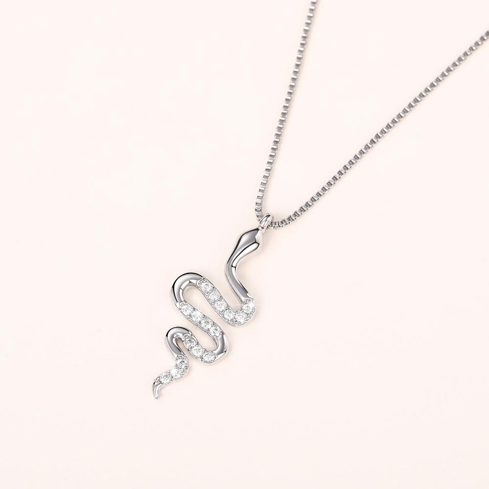Ladies' Snake Shaped Pendant Necklace, Embellished with Synthetic Zircon, Gothic Snake Shaped Collarbone Chain, Avant-garde Daily Jewelry, Gift Giving