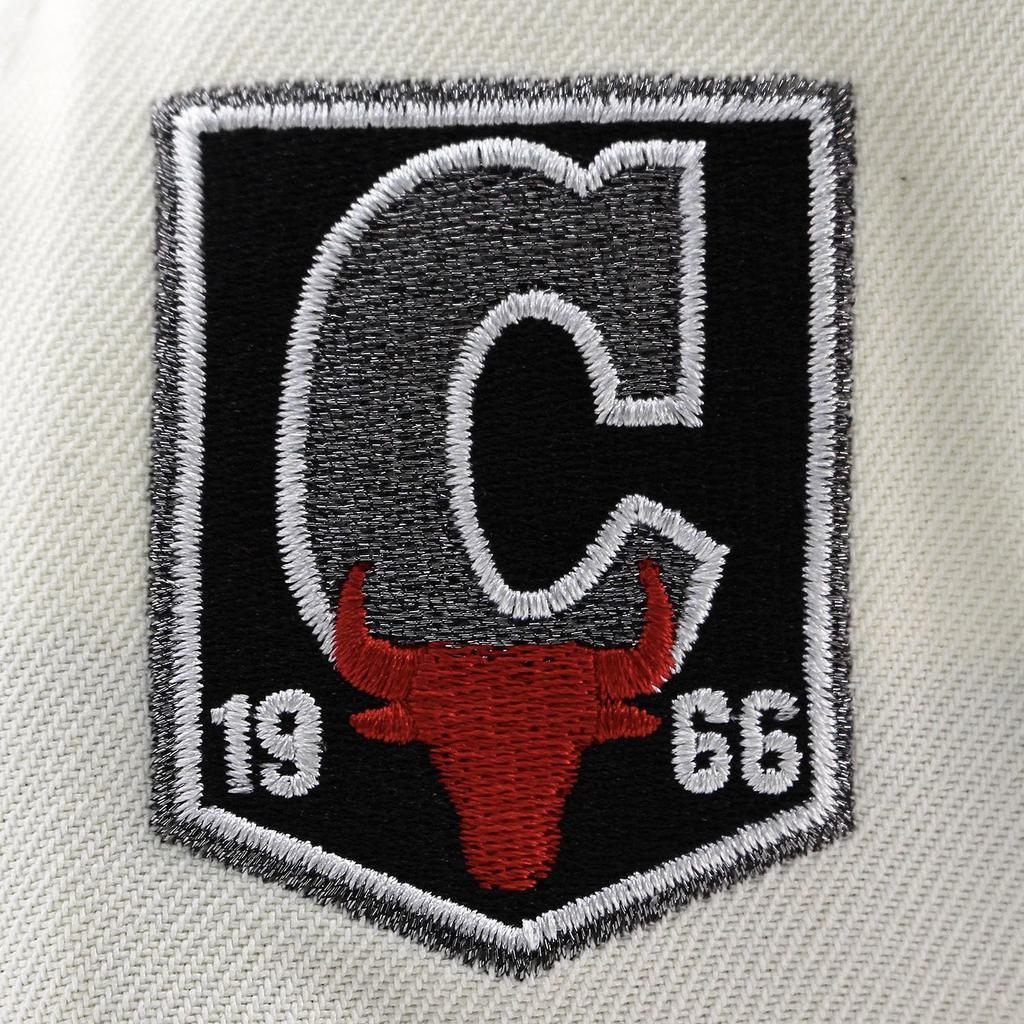 New Era 9FORTY Chicago Bulls NBA 1966 Eröffnungssaison Grau UV Snapback Kappe in EU mit farbigem Schirm und Seiten 940AF A-Frame Creme, Exklusiv, Aufnäher.