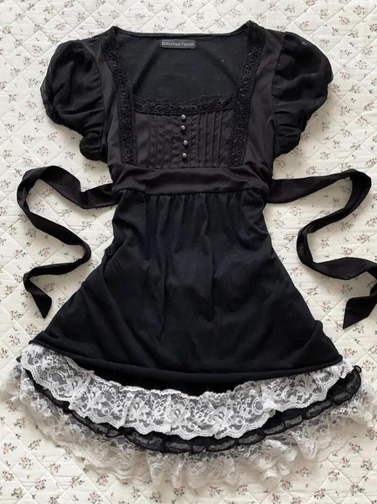 Schickes schwarzes Spitzen-Oberteil mit Puffärmeln zum Binden, figurbetont