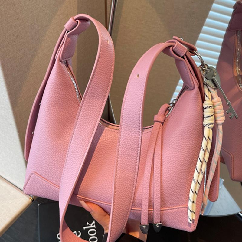 A Trendy and Simple Underarm Bag with Lychee Patterns A Casual and Stylish Crossbody Bag for Commuting To Work