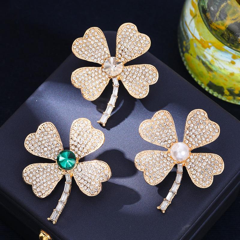 New green zircon four-leaf clover brooch women's high-end blazer high-end corsage clothes collar silk scarf buckle