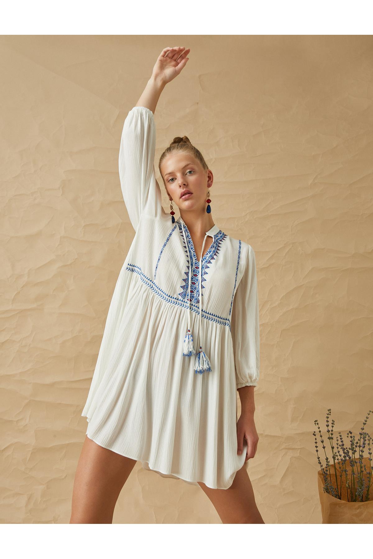 

Мини-платье с этнической вышивкой и рукавами-фонариками..