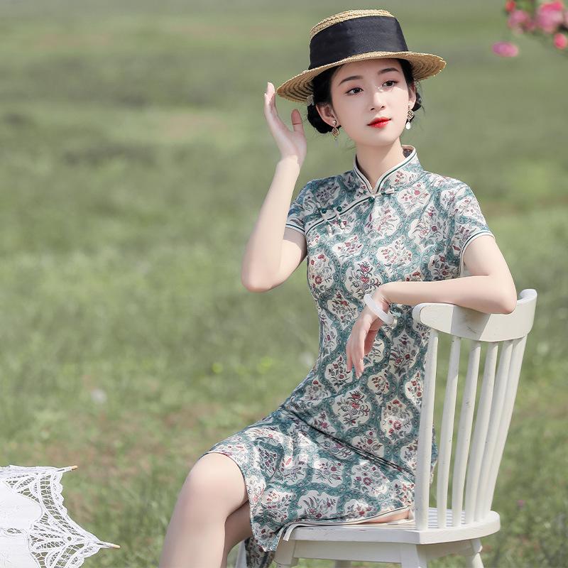 Summer new medium and long printed satin cheongsam, improved girlish temperament catwalk shooting retro new Chinese style