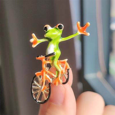 Personalità Versatile Divertente Spilla Rana Bicicletta Femminile Hipster Animale Personalità Creativo Accessorio Spilla per Cappotto da Abito