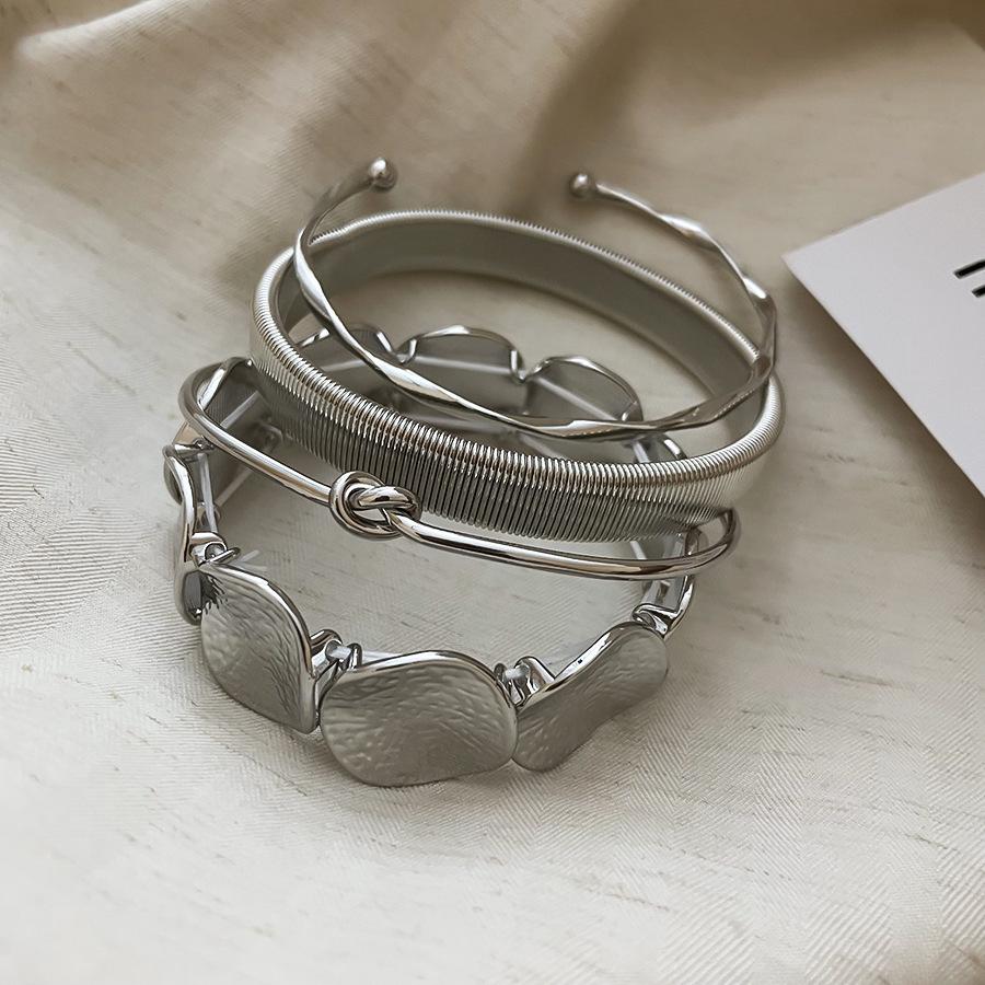 Europäischer & Amerikanischer Mehrschichtiger Schmetterling Offener Armreif: Luxuriöser, modischer und vielseitiger Damenschmuck für alltägliche Eleganz.