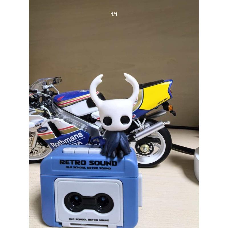 Hollow Knight Silksong Φιγούρα Ιππότη Καθιστού Μίνι Άγαλμα PVC Διακόσμηση Ταμπλό Αυτοκινήτου Επιτραπέζιο Συλλεκτικό Παιχνίδι Για Φίλους του Παιχνιδιού