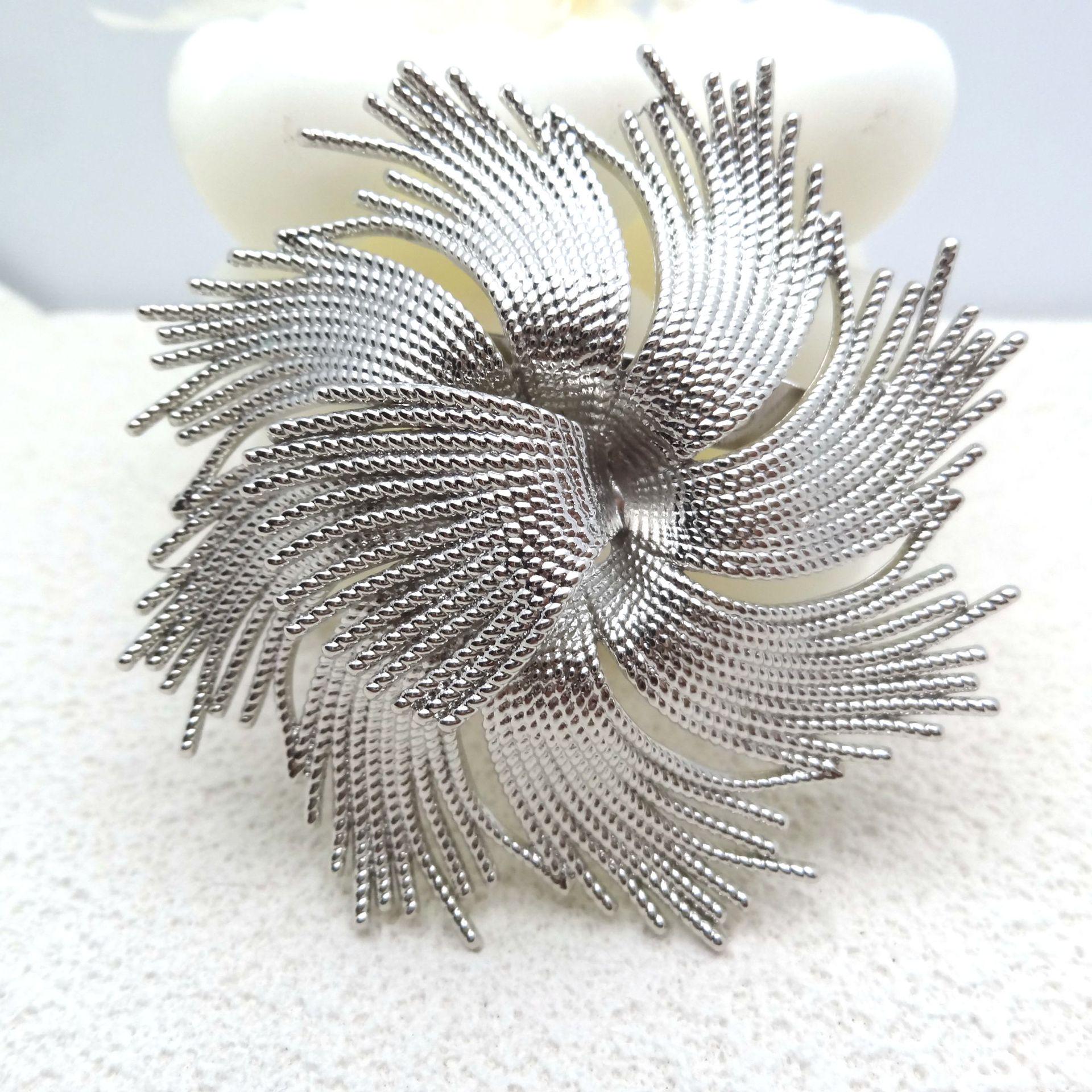 

Брошь в стиле винтаж «Фейерверк» - Элегантный аксессуар для вечернего платья серебряный