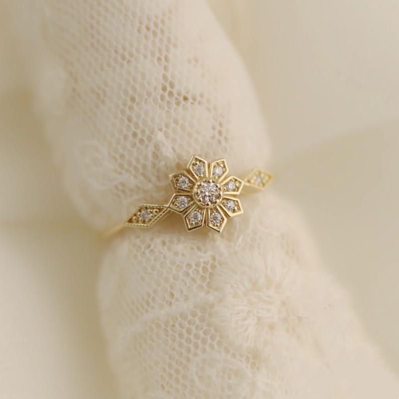 Yun Miao Elegant Snowflake Zircon Ring