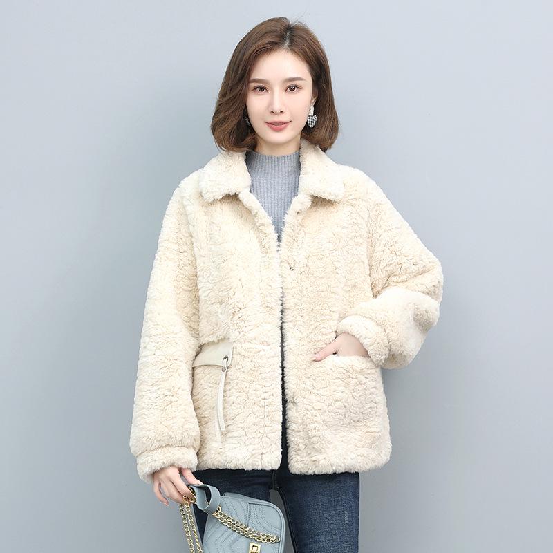 Women's 2024 Lambswool Fur-Lined Coat: Versatile, Loose-Fit Winter Short Cotton Jacket for Fashionable Moms