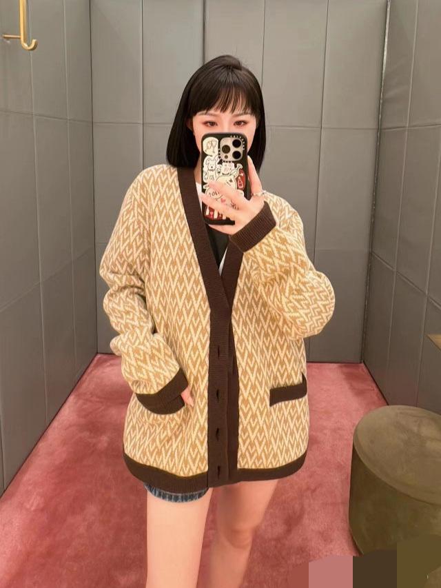 

Унисекс кардиган из шерстяного трикотажа свободного кроя с V-образным вырезом и жаккардовым узором из букв по всей поверхности Medium жёлтый