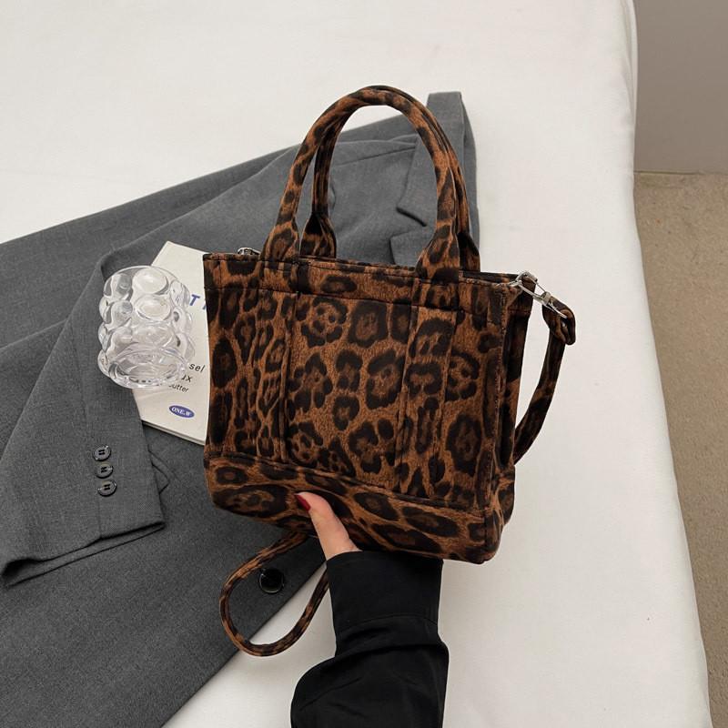 

Trendy Small Square Bag With Modern Minimalist Look And Ample Storage For Everyday Use коричневий