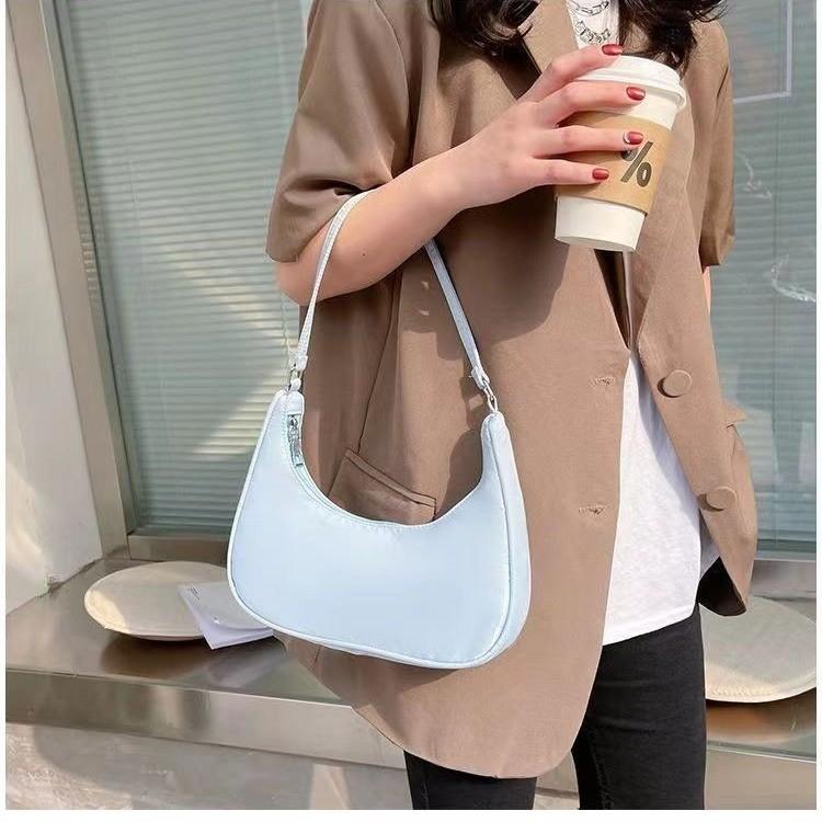 

Spring New Fashion Solid Color Shoulder Bag for Women, Lightweight Commuting Underarm Handbag, Versatile Horn Shape Crossbody Bag синій