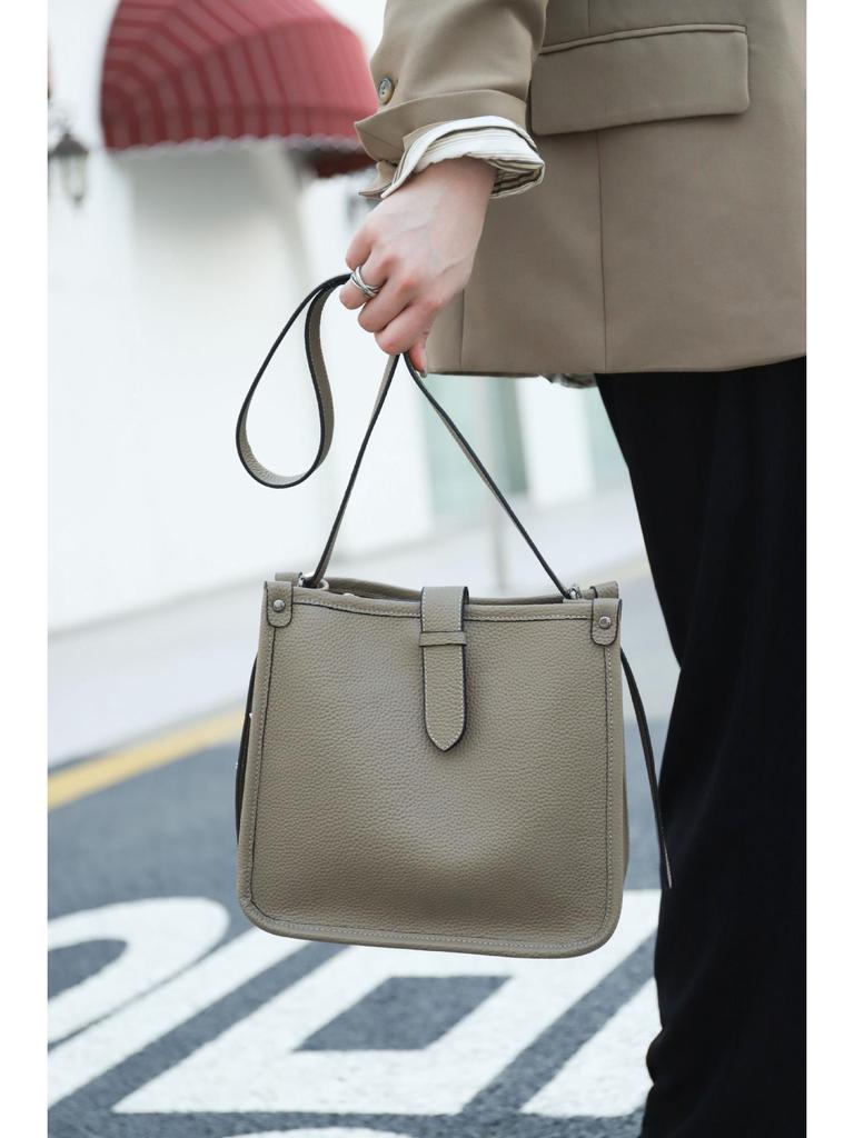2025 Retro Genuine Leather Women's Bucket Bag - Top Layer Cowhide, Fashionable Single Shoulder Crossbody for Autumn/Winter Europe & America.