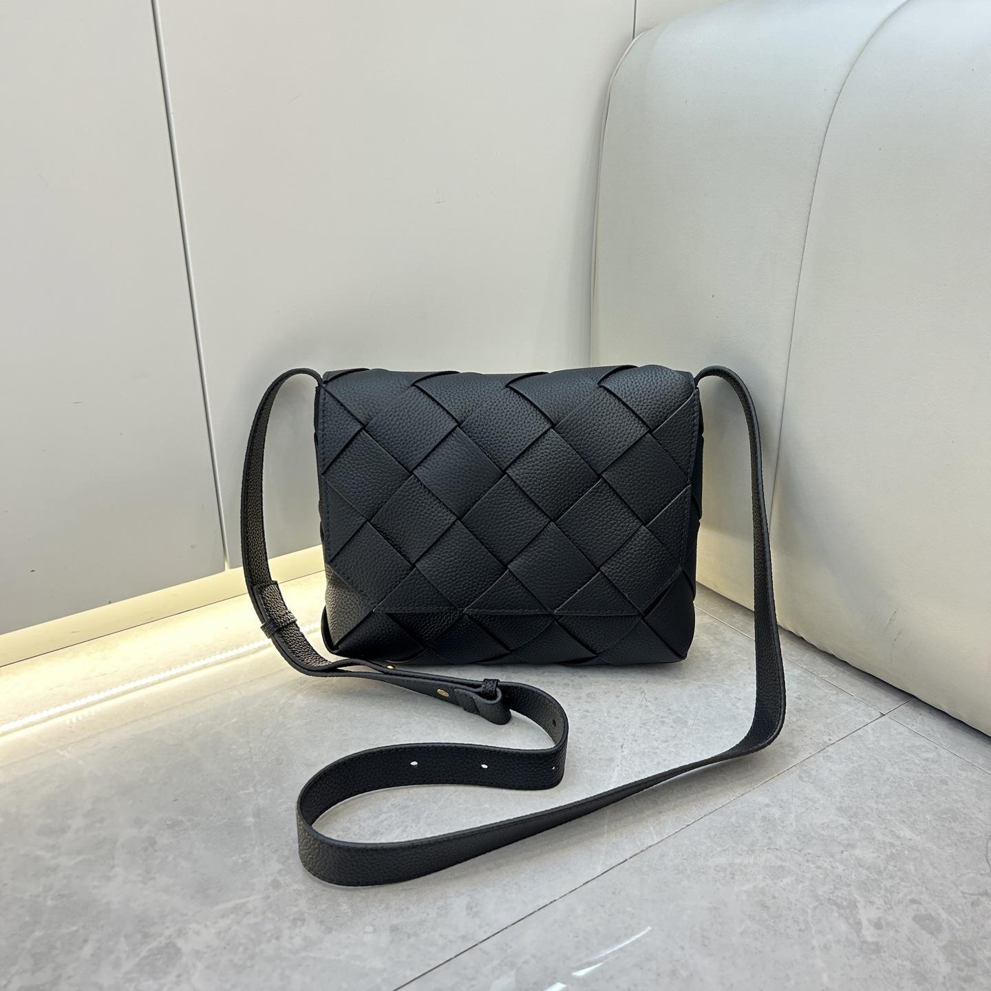 Grenzüberschreitende gewebte Tasche aus genarbtem Rindsleder erster Schicht, die gleiche kleine quadratische Tasche für Männer und Frauen, Umhängetasche, lässige vielseitige Schultertasche 22*5.5*17cm schwarz