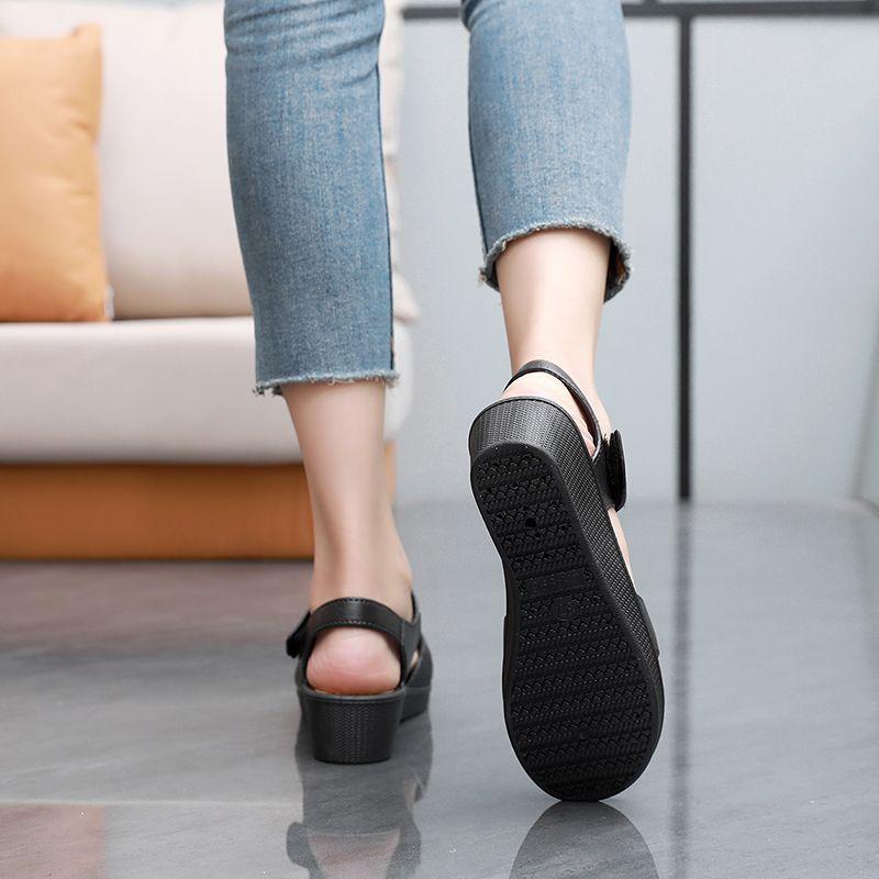Sandales pour femmes portant des semelles souples d'été, talons inclinés antidérapants, chaussures de travail de plage à fond plat, sandales en plastique pour femmes