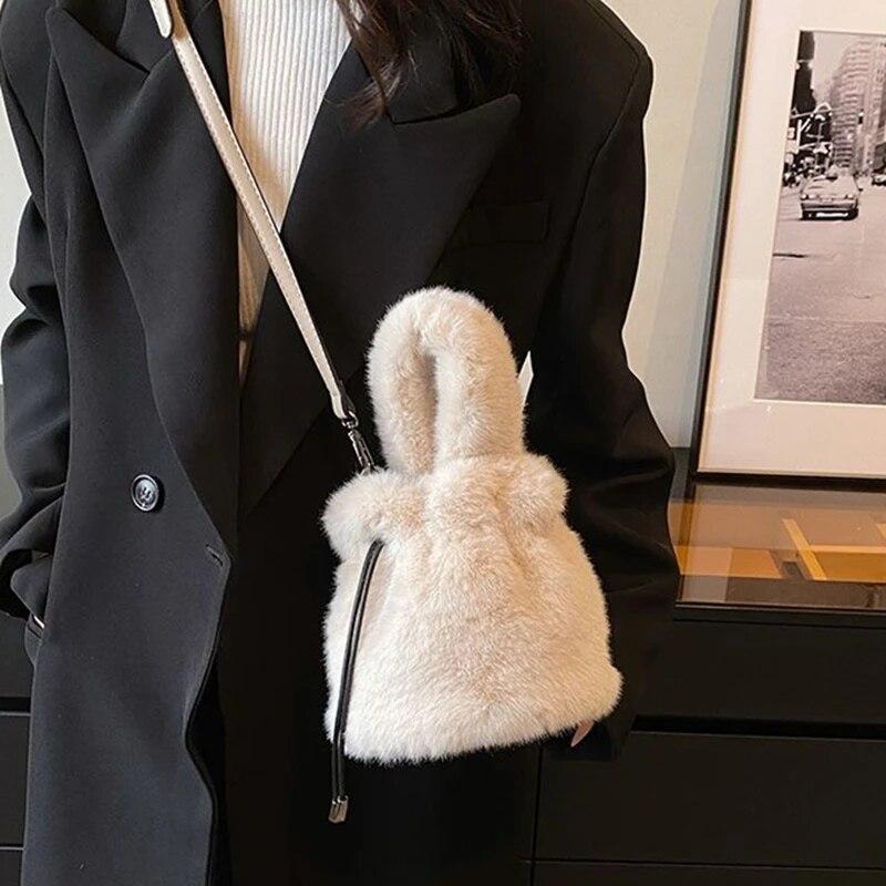 Bolso de piel suave y cálido de invierno para mujer, bandolera de felpa de diseñador, de pequeña capacidad, tipo mensajero, de lujo, monedero.