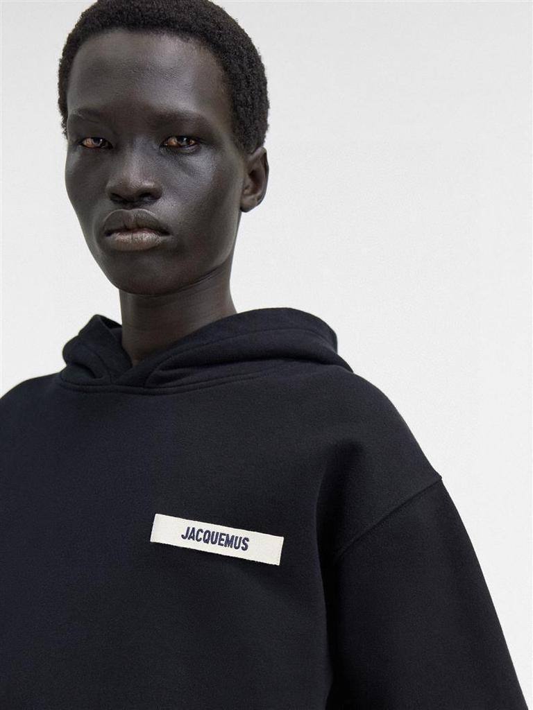 Jacquemus Hoodie mit Bruststickerei: Stilvolles gewebtes Bandlogo, vielseitig für Männer & Frauen