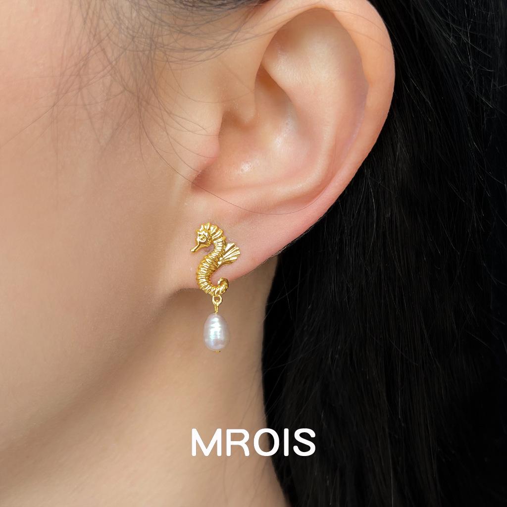 Náušnice z 18karátového zlata s perlou z čerstvé vody ve tvaru mořského koníka - Niche design z oceánské série