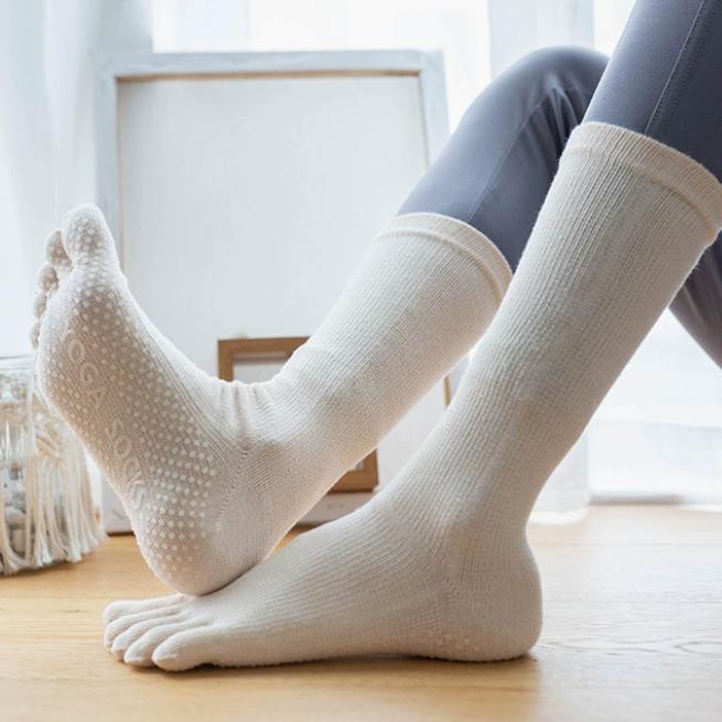 Women 's Compression Pink Five-finger Yoga Socks for Pilates Sporty Anti-Slip Cotton 5-Toe Mid Socks Custom Logo