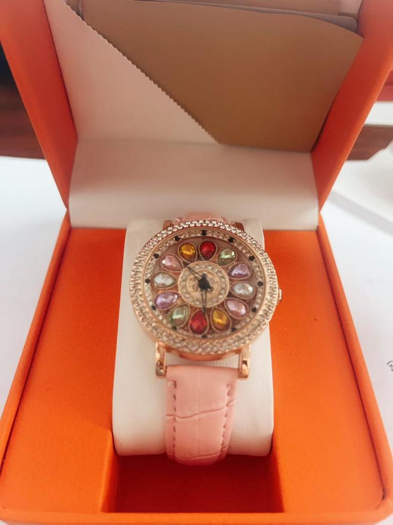 Reloj Giratorio Versátil Tendencia Femenina Personalidad Esfera Grande Moda Gitana Pedrería Reloj de Mujer Correa de Acero Reloj