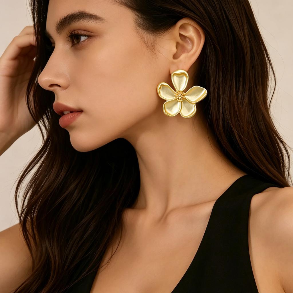 European and American Xiaoqing fresh style versatile commuting fashion simplicity golden flower stud earrings niche design high-end jewelry