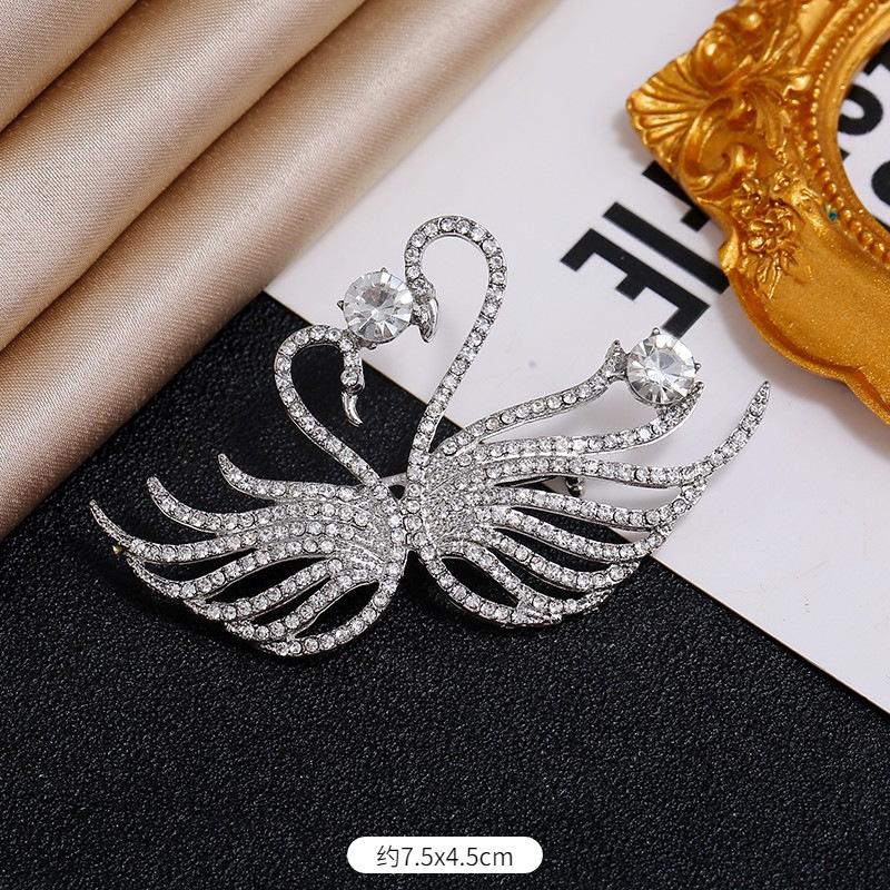 Europäische und koreanische Luxus-Persönlichkeit Flash Diamant Fransen Brosche Temperament vielseitig Perlen Corsage Reihe Diamant Anstecknadel Anzug Strickjacke Accessoires