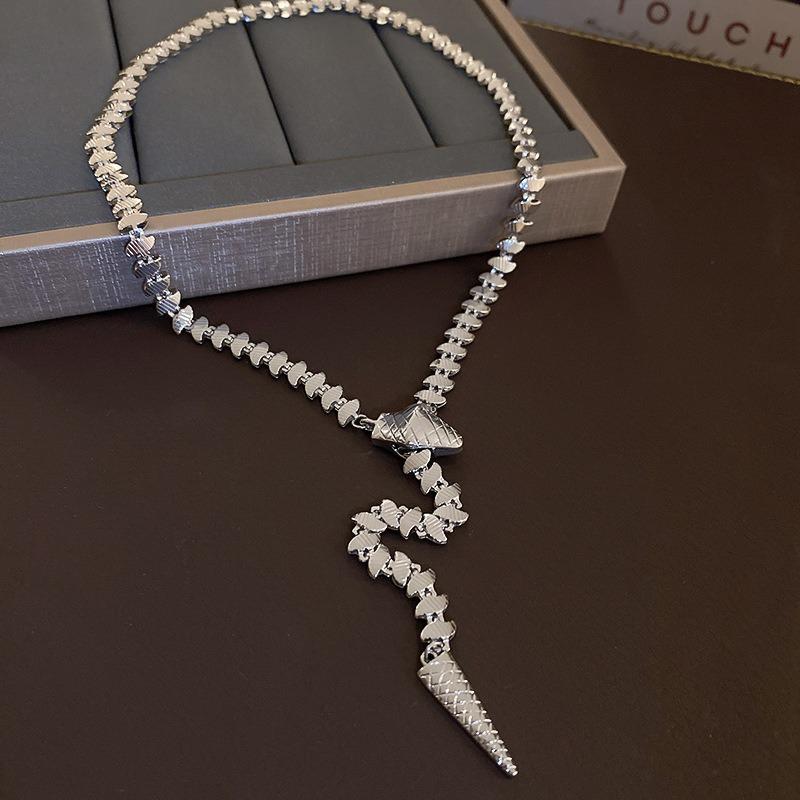 Brushed water drop love pendant, pull-out necklace, simple and high-end sweater chain, niche cold wind necklace jewelry