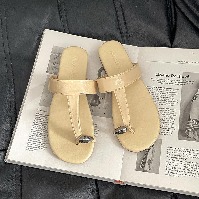 Set of toe flip-flops women's summer wear fashion 2025 flat bottom clip toe Internet celebrity sandals sandals beach shoes tide
