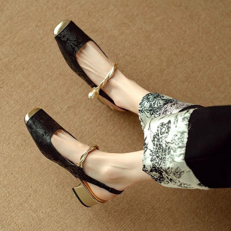 

Гуофэн Новые китайские вышитые сандалии баотоу женские 2025 новые толстый каблук средний каблук квадратный носок фея одинарные туфли женские 40 чёрный