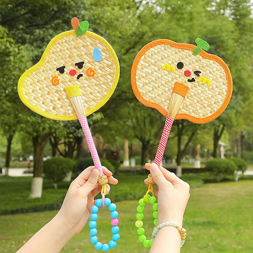 Handheld Bear Grass Powder Fan Pure Handmade Weave Small Red Book Net Red Photography Prop Yellow Cat Fan Summer Cooling Accesso
