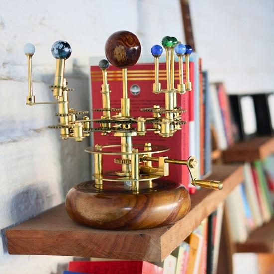 25,4 cm großes Luxus-Dekorationsstück für Bücherregale. Orrery aus Messing und Stahl. Ein funktionales Modell des Sonnensystems mit mehreren Himmelskörpern.