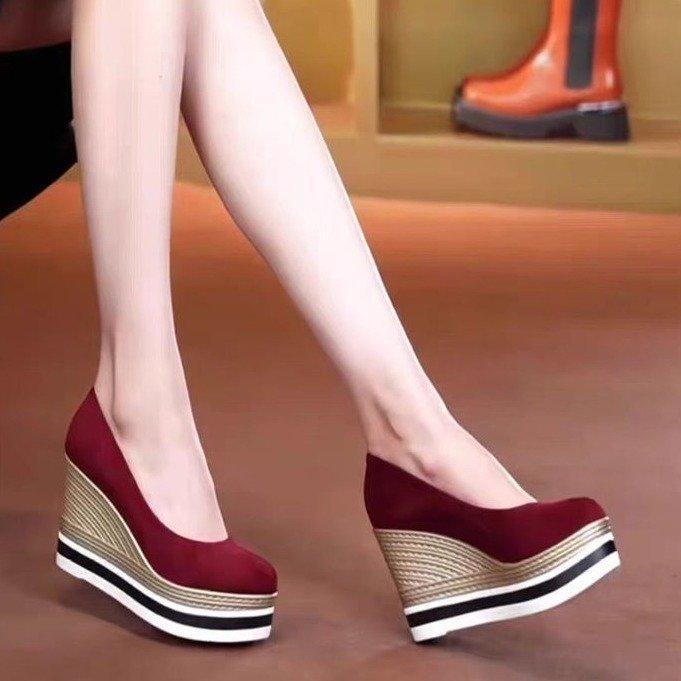 Französische flache Mund kleine Keilabsatz High Heels Damen 2025 Frühling neu Wildleder wasserdicht Tisch dicke Sohle Mode Einzelne Schuhe