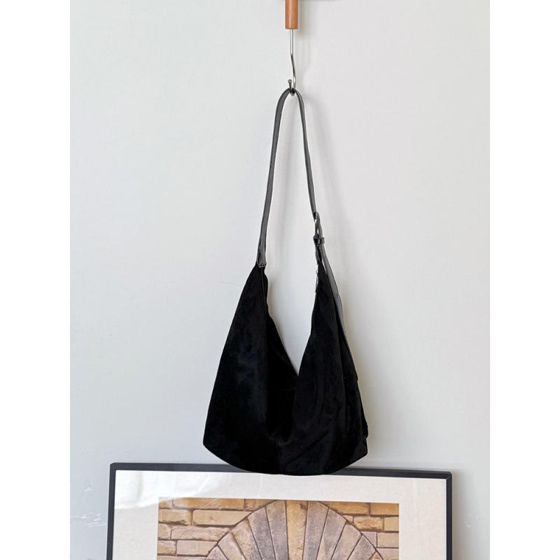 

Korean version of suede shoulder bag women s 2025 new autumn and winter versatile messenger bag retro large-capacity commuter tote bag чорний