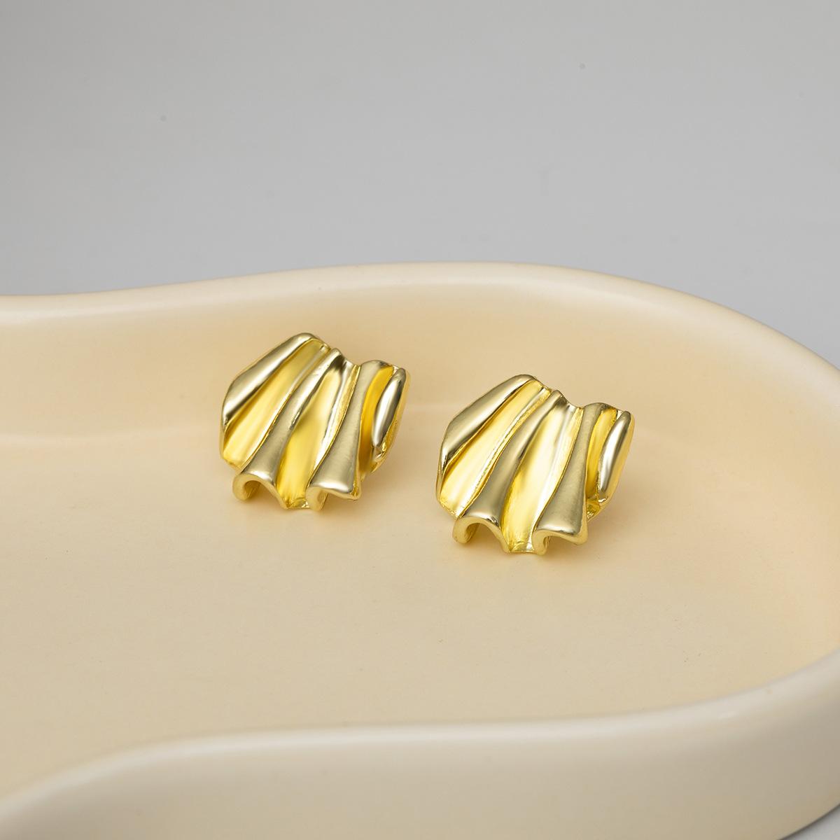 Серьги-гвоздики с плиссированным дизайном Глянцевый металл Простой модный нишевый высококачественный дизайн