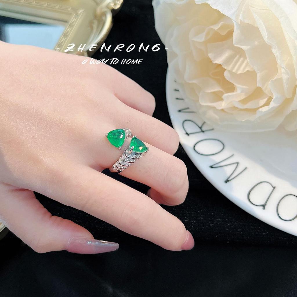 Luxurious Art Deco Women's Emerald Cotton Ring and Colombian Muzo Green Crackle Bracelet