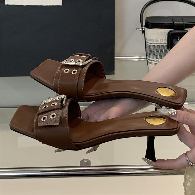 Eilyken Design Stil Schnallenriemen Quadratische Zehenpartie Damen Hausschuhe Niedrige Absätze Partykleid Pantoletten Sommersandalen