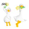 Dekorationsartikel für den Arbeitsplatz Harz-Enten-Dekor für Schreibtisch Auto-Armaturenbrett TV-Monitor, Mini-Kompaktes Zubehör-Figur, Niedliches mit Blume haltendes Ornament,
