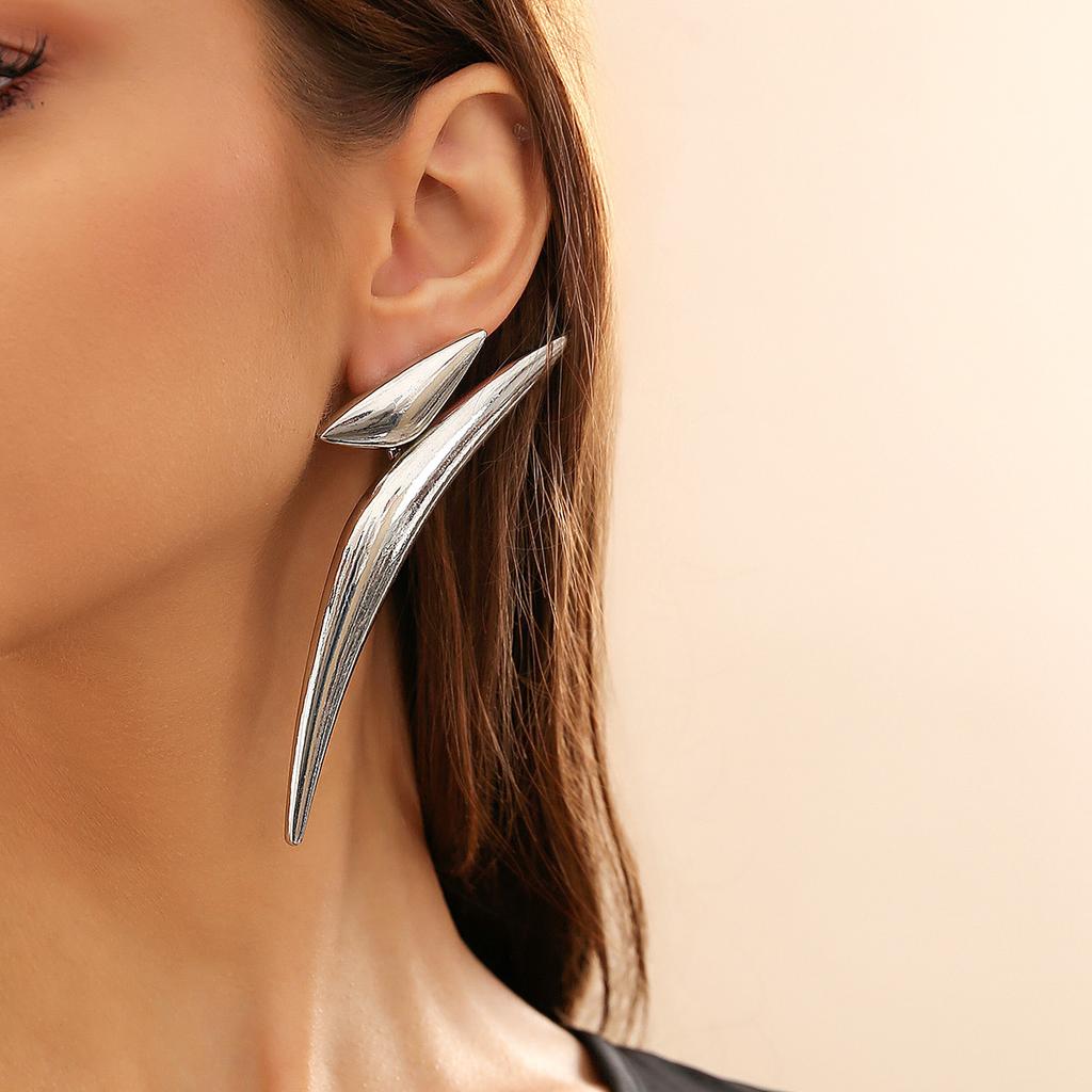 Exaggerated Geometric Triangular Curved Pipe Jewelry Earrings, Cross-border Earrings, Light Luxury and High-end Design Sense, Sharp Corners