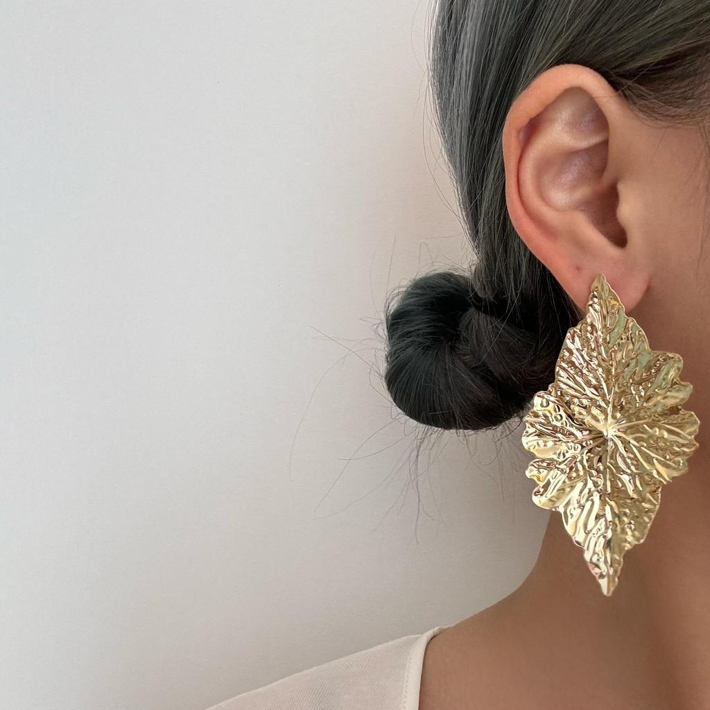 Trendy Women's Pleated Leaf Earrings: European-American Style with Bold, Three-Dimensional Design