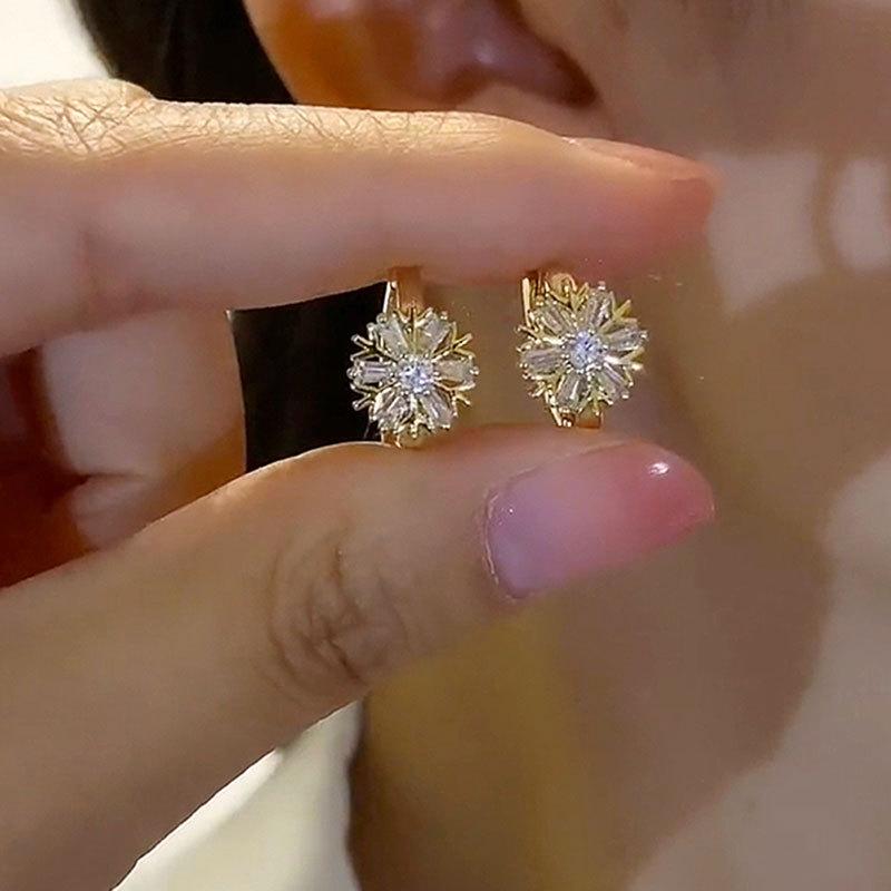 Snowflake Stud Earrings for Women, High-end and Luxurious, Small Earrings That Are Versatile and Suitable for Any Occasion.