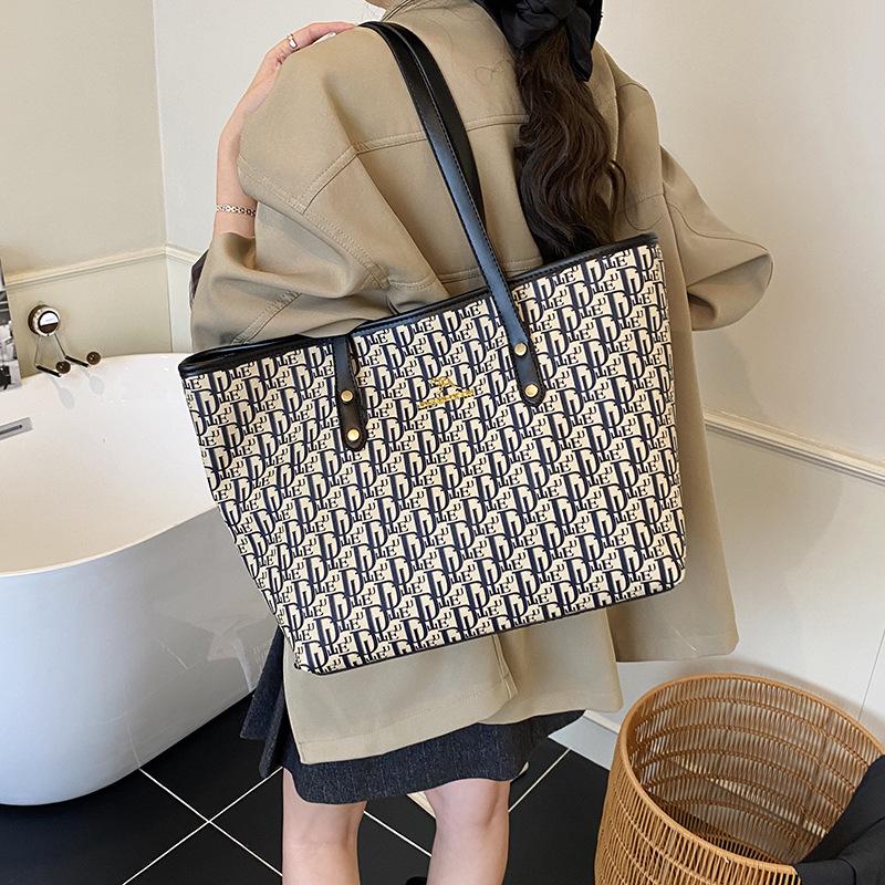 

Trendy Retro Large-Capacity Commuter Tote Bag