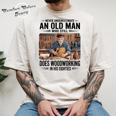 Never Underestimate an Old Man Who Still Does Woodworking T-Shirt, Grandpa Gifts Mens 80s Shirt, Carpenter Shirt, Woodworker Birthday Tee