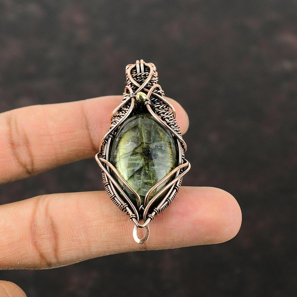 Pingente de cobre labradorita com fio enrolado em pingente de pedra preciosa, joia de cobre, pingente feito à mão, pingente de design mais recente, joia enrolada em fio para presente