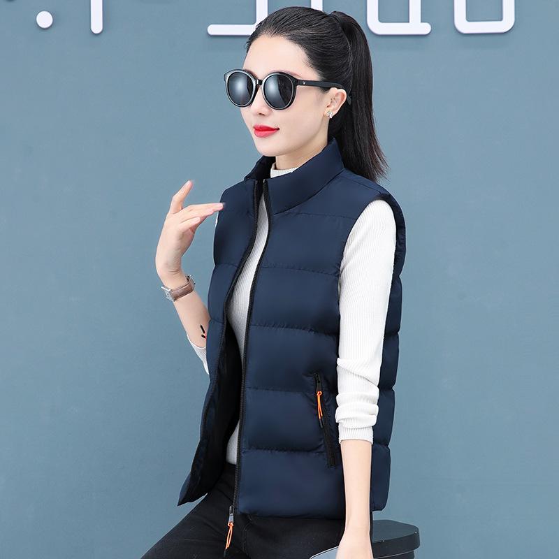 

Женский однотонный жилет с воротником-стойкой на пуху - большой размер осень/зима, свободный крой, безрукавка для мам среднего возраста M темно-синий