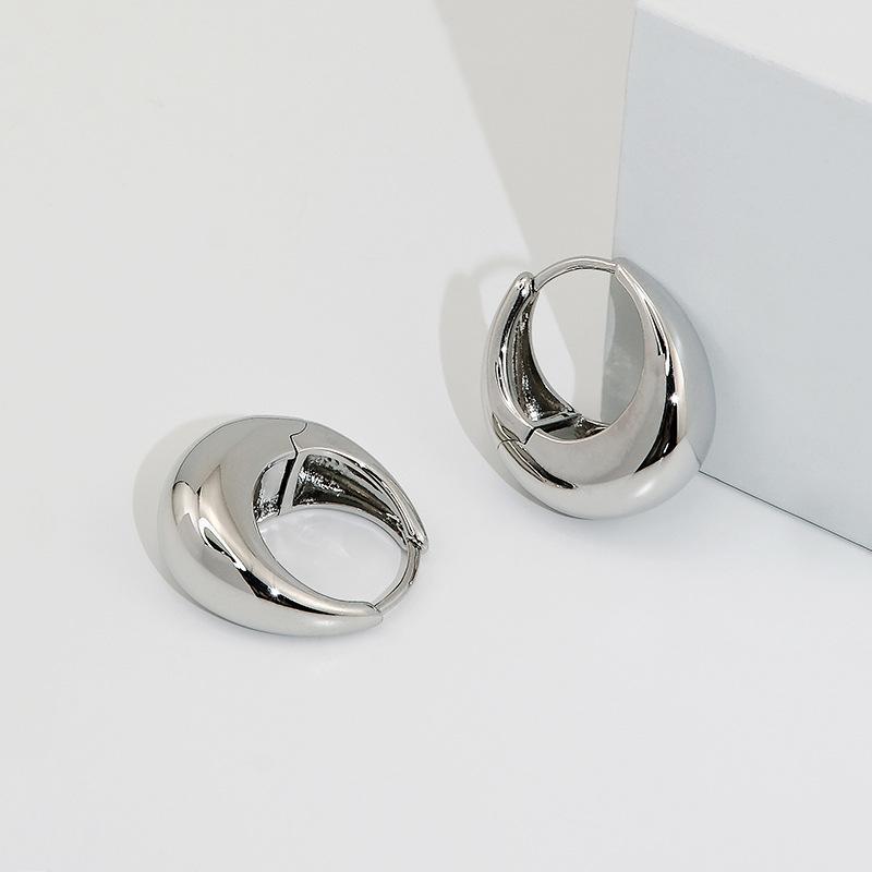 

Минималистичные овальные каффы и серьги-кольца: Трендовая нишевая женская бижутерия 2023 года