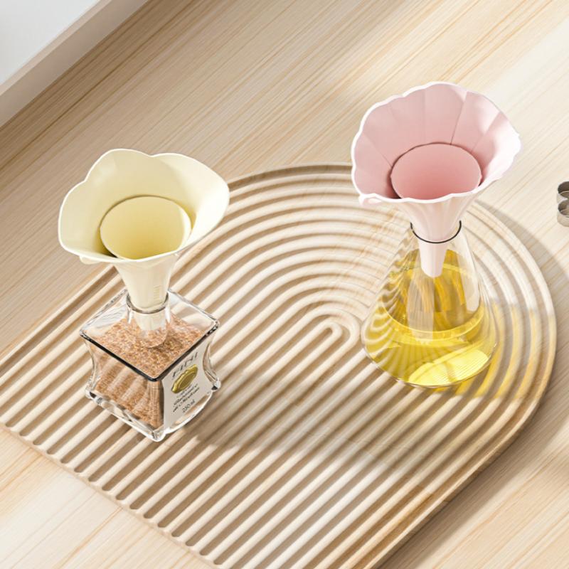 Collapsible Silicone Kitchen Funnel Food Grade Oil Filling Flower Pourer Container for Seamless Liquid Transfer