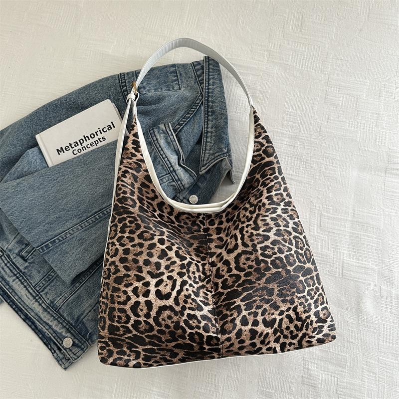 This year, leopard print large-capacity commuter tote bag big bag 2025 new trendy fashion versatile shoulder bag women's bag